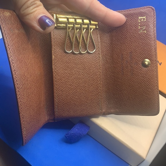 💕 Louis Vuitton Monogram signature design LV Logo 6 key holder - Picture 8 of 8